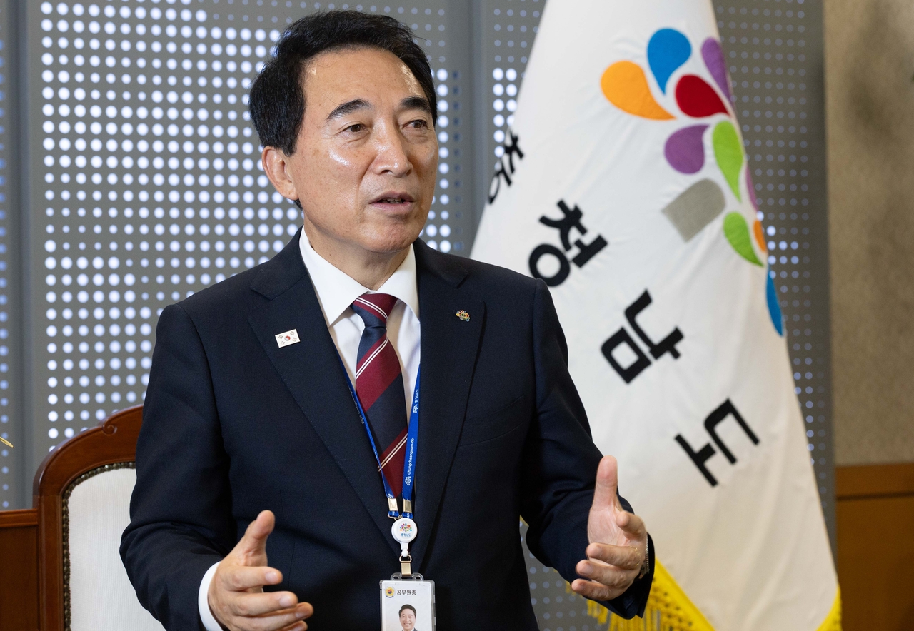 박수현 충남지사가 14일 오후 충남 홍성군 충남도청에서 헤럴드경제와 인터뷰를 하고 있다. 박 지사는 최근 발표된 ‘메가 프로젝트’에 대해 “(충남에겐) 단군 이래 최대 기회”라고 했다. 홍성=윤창빈 기자