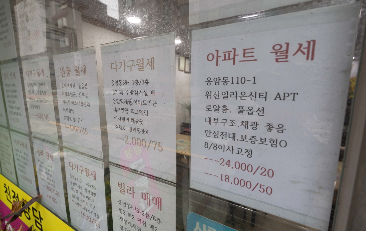 Jeonse and monthly rent listings posted at a real estate agency in Eunpyeong-gu, Seoul. [Herald Business DB]