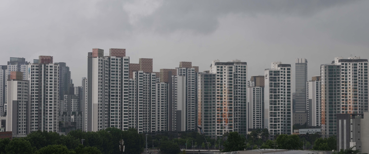 An apartment complex in Seocho-gu, Seoul, seen Thursday morning. [Herald Business DB]