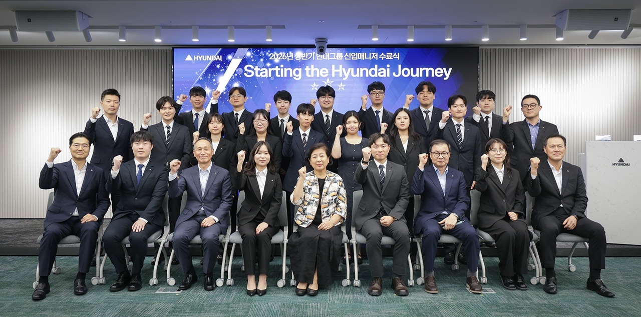 현정은(가운데) 현대그룹 회장이 24일 서울 연지동 사옥 내 H-스타디움에서 열린 ‘2026년 상반기 그룹 신입매니저 입문 교육’ 수료식에 참석해 기념촬영을 하고 있다.  [현대그룹 제공]