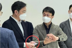 “설마 했는데” 이재용 손에 든 삼성 ‘제품’…결국 나온다?