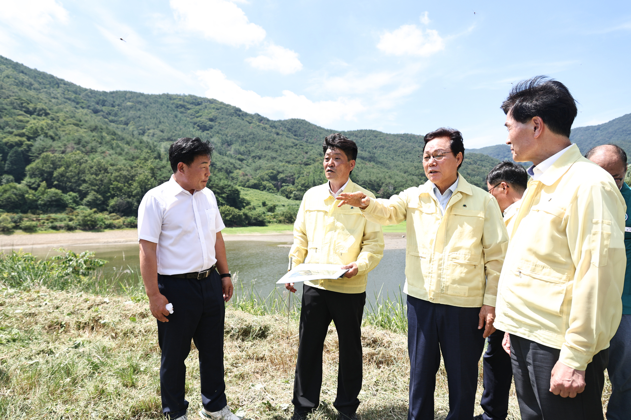 박완수(왼쪽 세번째) 도지사기 27일 밀양시 무안면 가례저수지에서 저수율과 농업용수 공급 대책을 살피고 있다. [경남도 제공]
