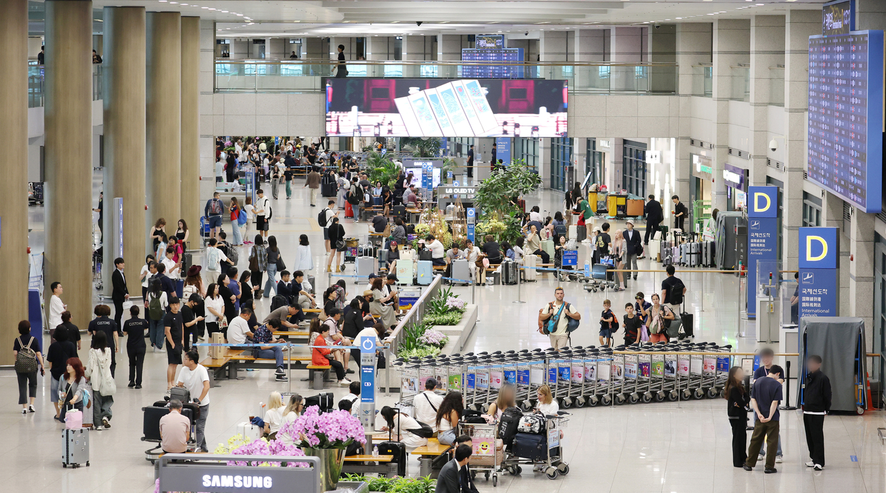 인천국제공항 제1여객터미널이 입국하는 내·외국인들로 북적이고 있다. [연합뉴스]