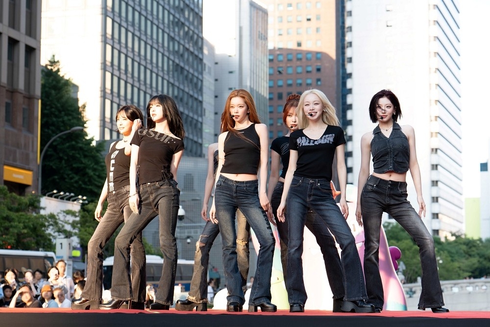 Billlie performs during a surprise street performance at Cheonggye Plaza in central Seoul on June 10. (Mystic Story)