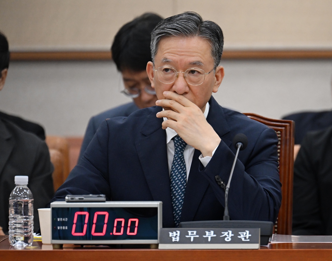 정성호 법무부 장관이 27일 오전 서울 여의도 국회에서 열린 법제사법위원회 전체회의에 참석해  자리에 앉아 있다. 이상섭 기자