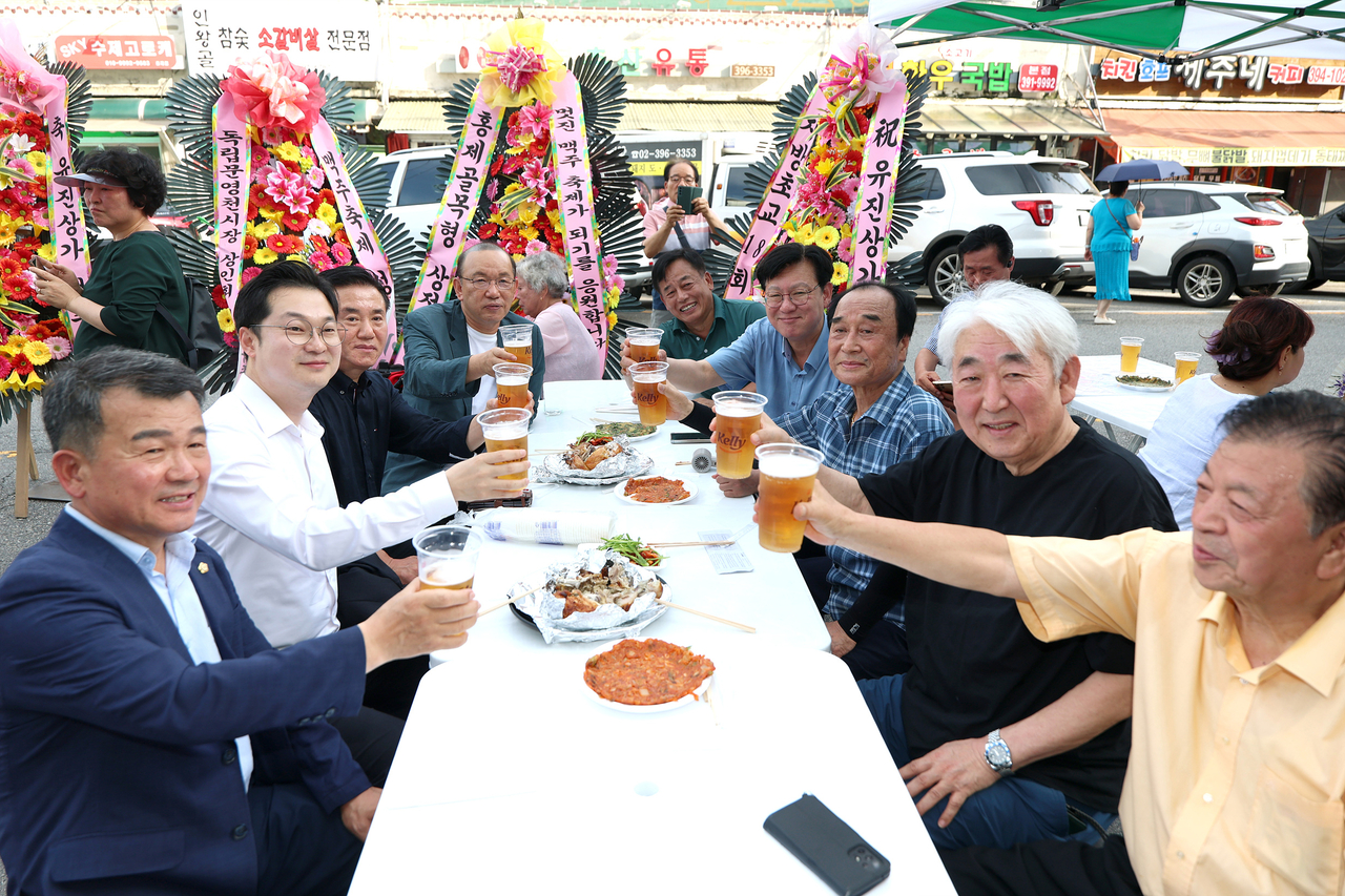 박운기 서대문구청장(오른쪽 네 번째)이 유진상가 맥주축제에서 참여자들과 함께 맥주잔을 들고 포즈를 취하고 있다.
