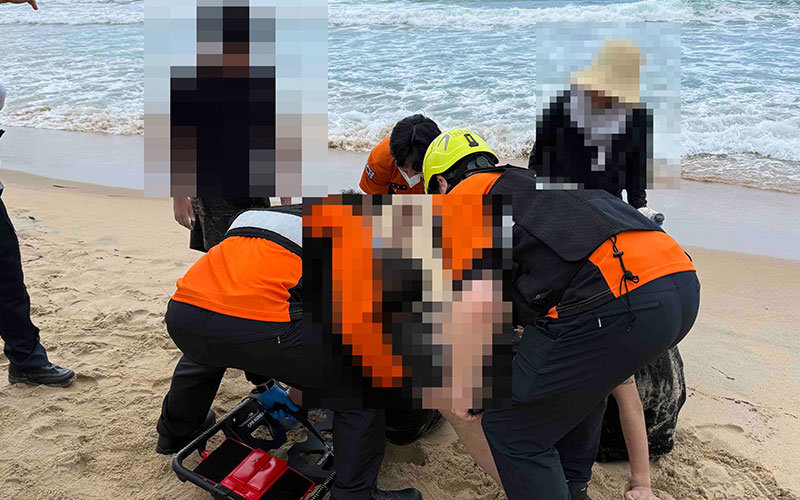 Rescuers respond to a water accident at Hwajinpo Beach in Goseong County, Gangwon Province, on July 26. (Gangwon State Fire Services Headquarters)