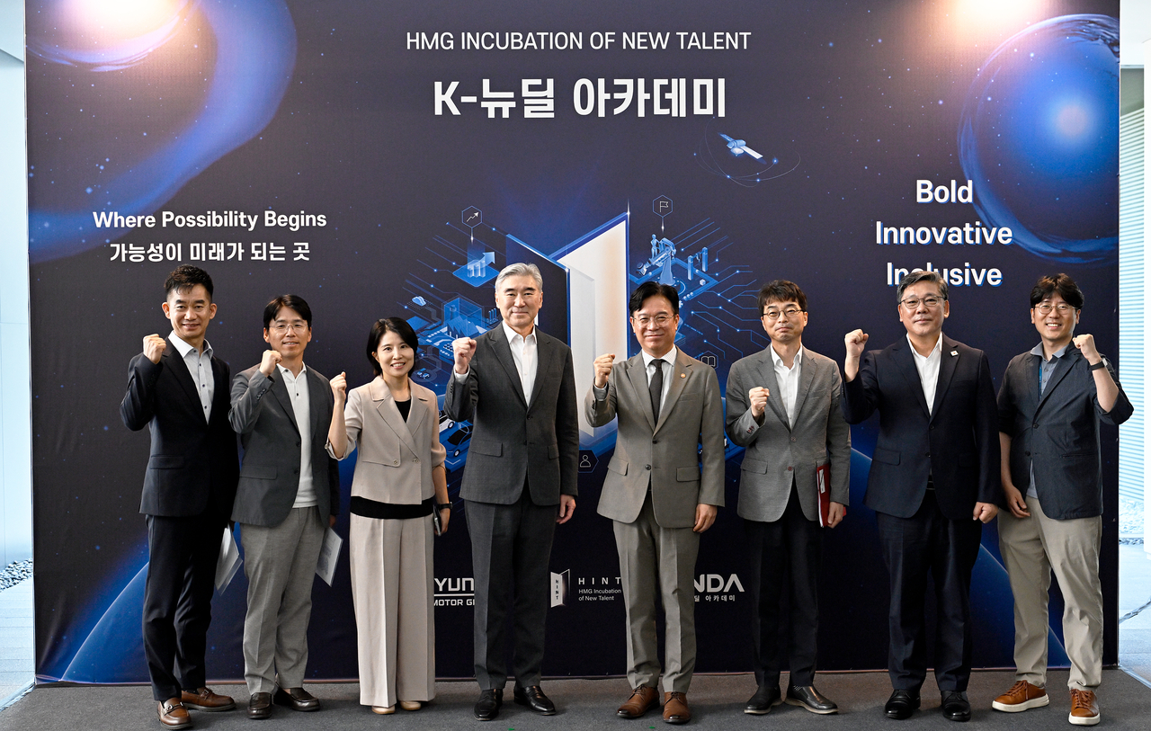 최승범(왼쪽부터) 현대차그룹 정책조정1실 상무, 이상철 현대차그룹 정책분석실 상무, 송미영 현대차그룹 인재개발원 상무, 성 김 현대차그룹 사장, 김영훈 고용노동부 장관, 편도인 고용노동부 직업능력정책국장, 권택흥 고용노동부 정책보좌관, 김병수 고용노동부 직업능력정책과장이 27일  인재개발원 경주 캠퍼스에서 열린 ‘HINT’ 1기 합동 입교식에서 기념사진을 촬영하고 있다. [현대차그룹 제공]
