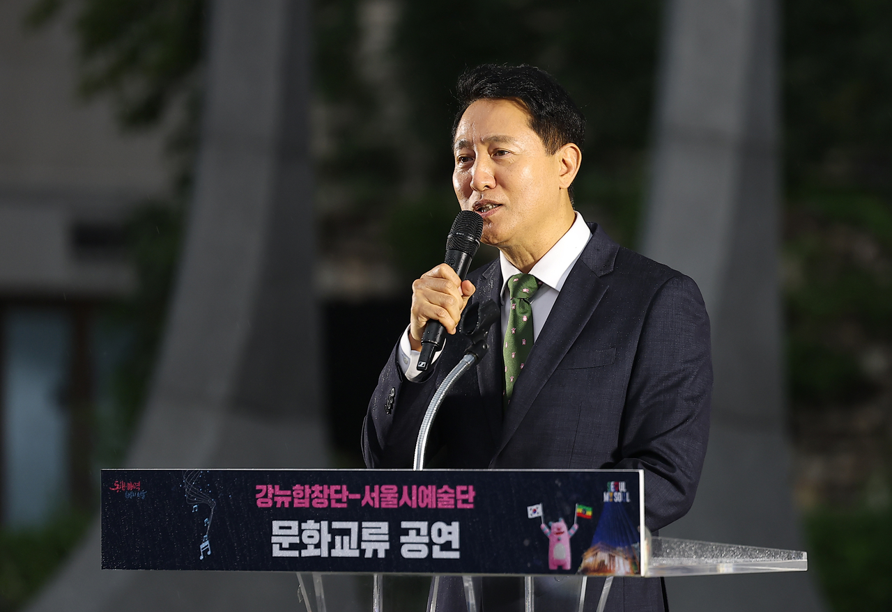 오세훈 서울시장이 지난 22일 서울 종로구 광화문광장 감사의 정원에서 열린 ‘강뉴합창단-서울시예술단 문화교류 공연’에서 인사말을 하고 있다. [연합]