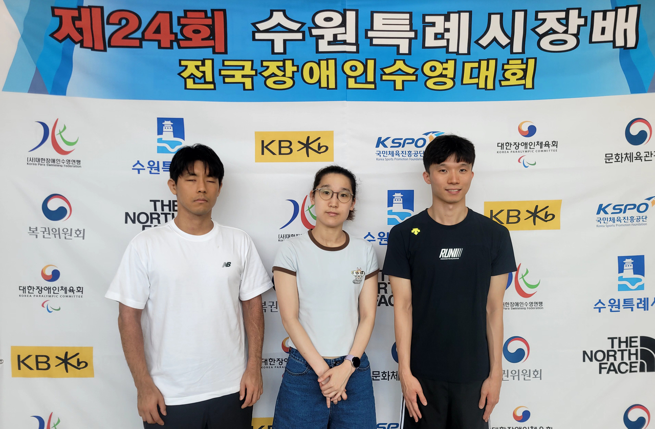 제24회 수원특례시장배 전국장애인수영대회에서 좋은 기록으로 메달을 획득한 오영준(왼쪽부터), 이재은, 강성호 선수. [울산 북구청 제공]