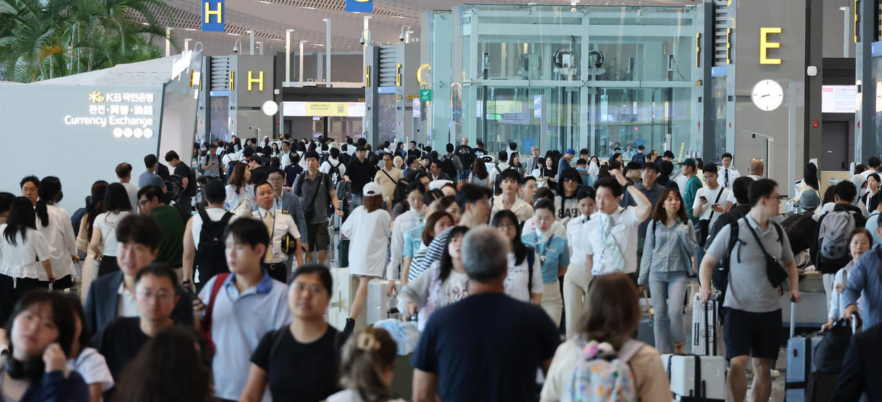 Incheon Airport is crowded with travelers on Wednesday. (Yonhap)