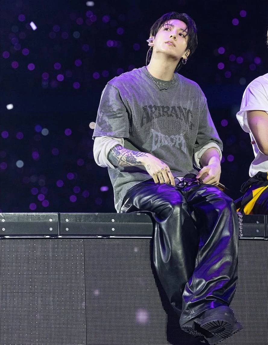 Jungkook’s “Standing Next to You” Hits 1.5 Billion Spotify Streams!
