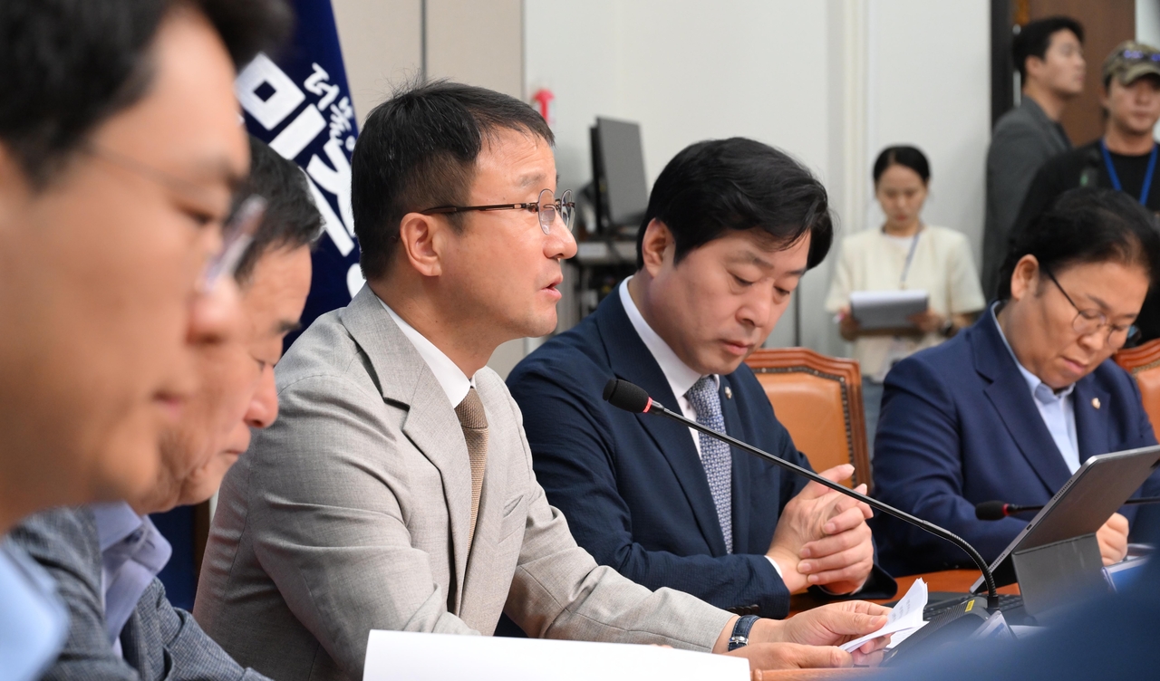 한병도 더불어민주당 대표 직무대행 겸 원내대표가 27일 오전 서울 여의도 국회에서 열린 최고위원회의에서 모두발언하고 있다. 이상섭 기자