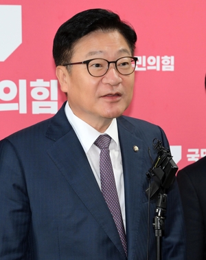 정점식, ‘멱살 논란’ 봉합 나서...“사감은 잊고 원내대표 책무 다하겠다”