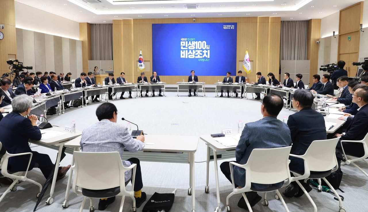 전재수 부산시장이 부산희망등대종합지원센터와 한전 부산울산본부를 방문해 폭염 취약계층 보호대책과 여름철 전력수급 대응체계를 점검했다. 사진은 지난 1일 시장 취임 직후 주재한 민생100일 비상조치 회의. [전재수 페이스북 캡처]