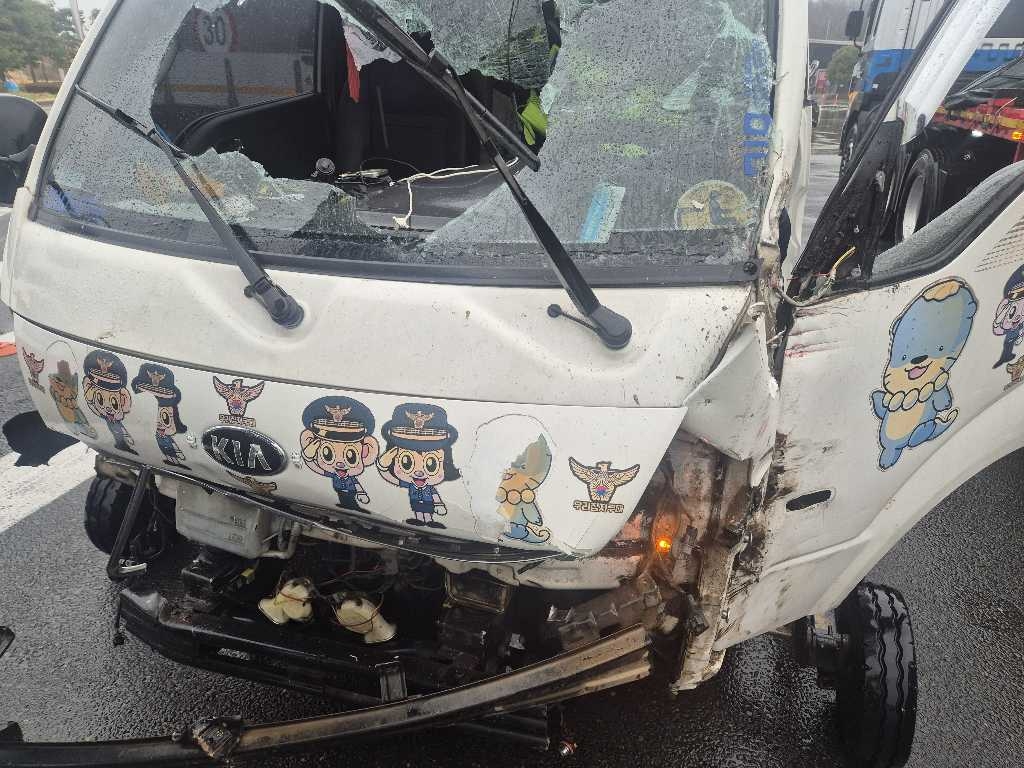 안전띠 미착용으로 사고 난 차량의 실제 사진.[한국도로공사 제공]