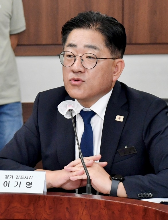 이기형 김포시장이 27일 통일부 장관 주재 회의에 참석해 김포 대곶환경재생혁신복합단지 일원의 평화경제특구 추가 지정과 접경지역 현안에 대한 정부 지원을 공식 건의하고 있다. [김포시 제공]
