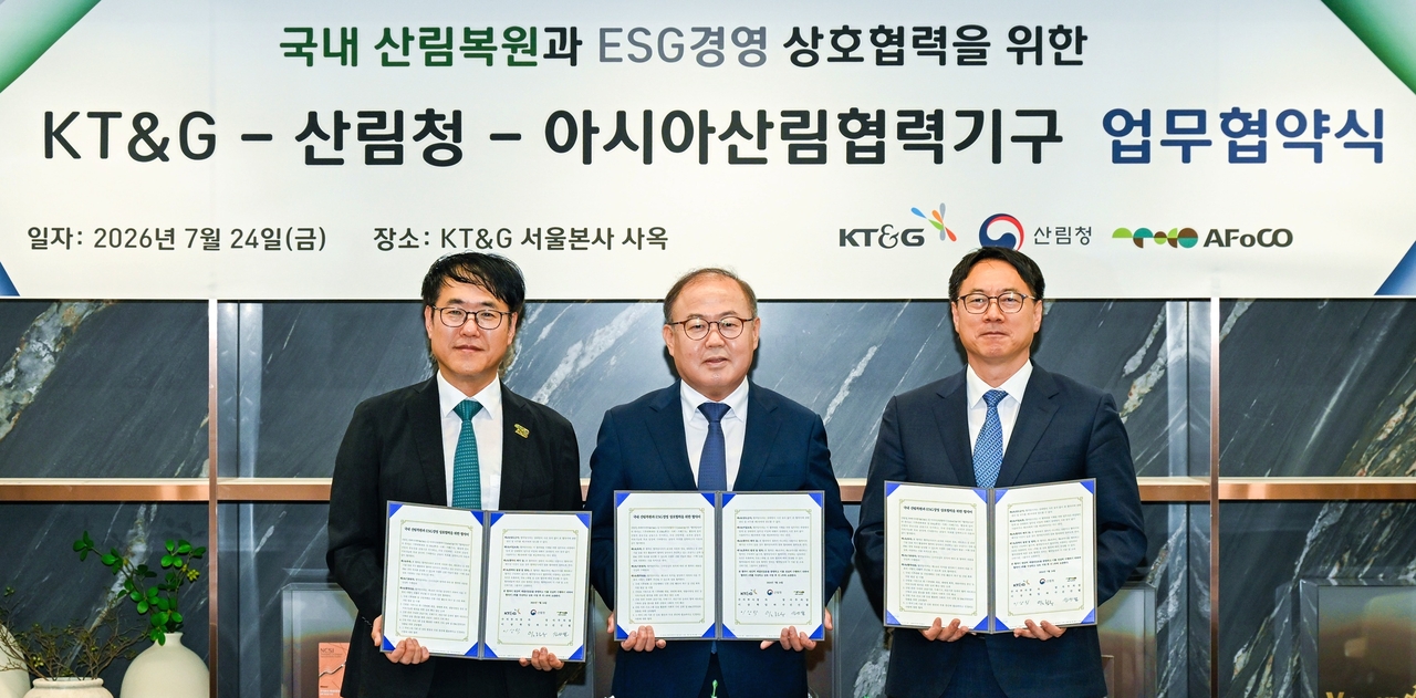 24일 이상학 KT&G 수석부사장(가운데)과 임하수 산림청 차장(오른쪽), 진선필 AFoCO 사무차장(왼쪽)이 KT&G 서울사옥에서 협약식을 맺고, 기념촬영을 하고 있다. [KT&G 제공]