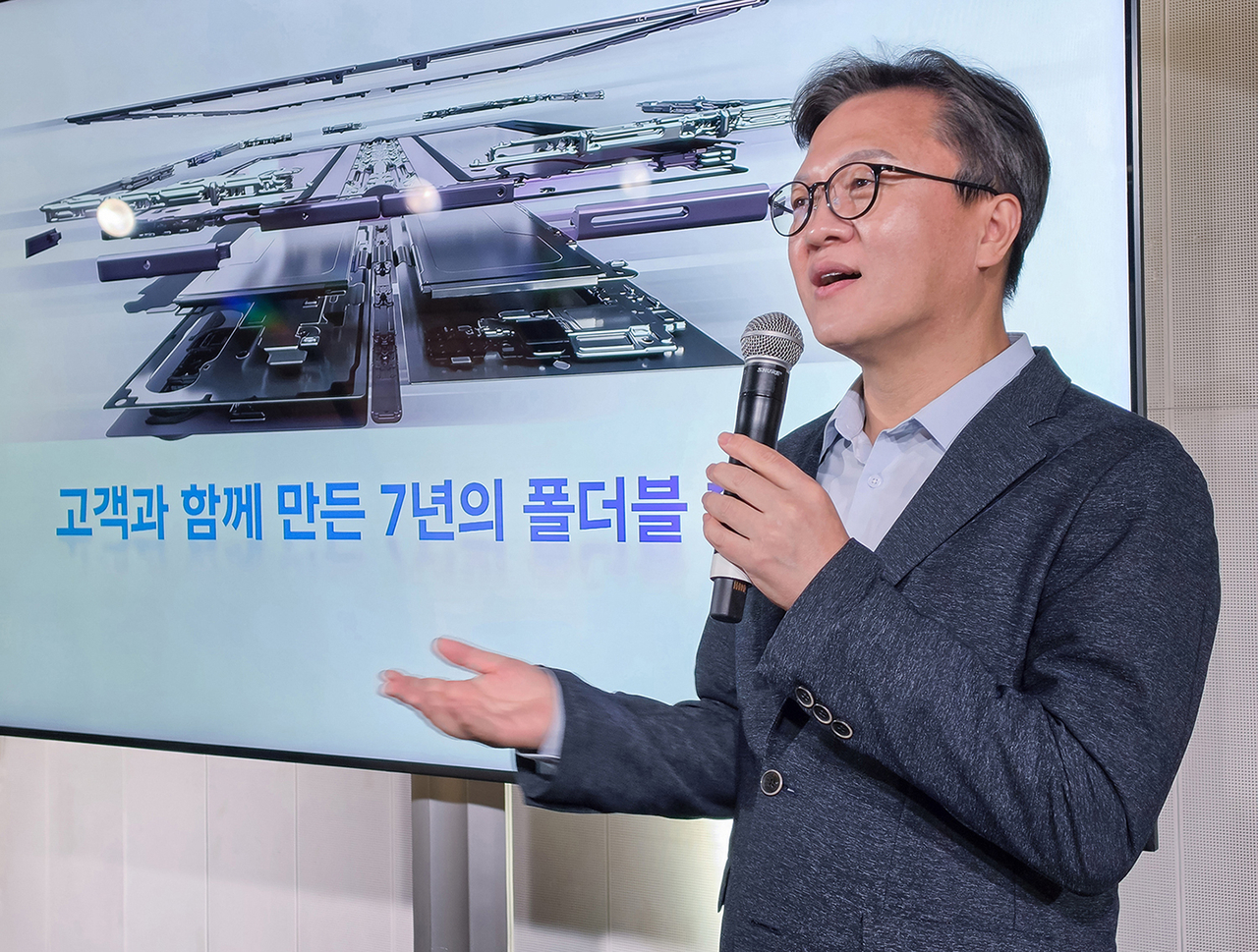 Samsung Electronics Executive Vice President Moon Sung-hoon explains the company’s latest foldable hardware innovations during a media briefing in London on Thursday. (Samsung Electronics)