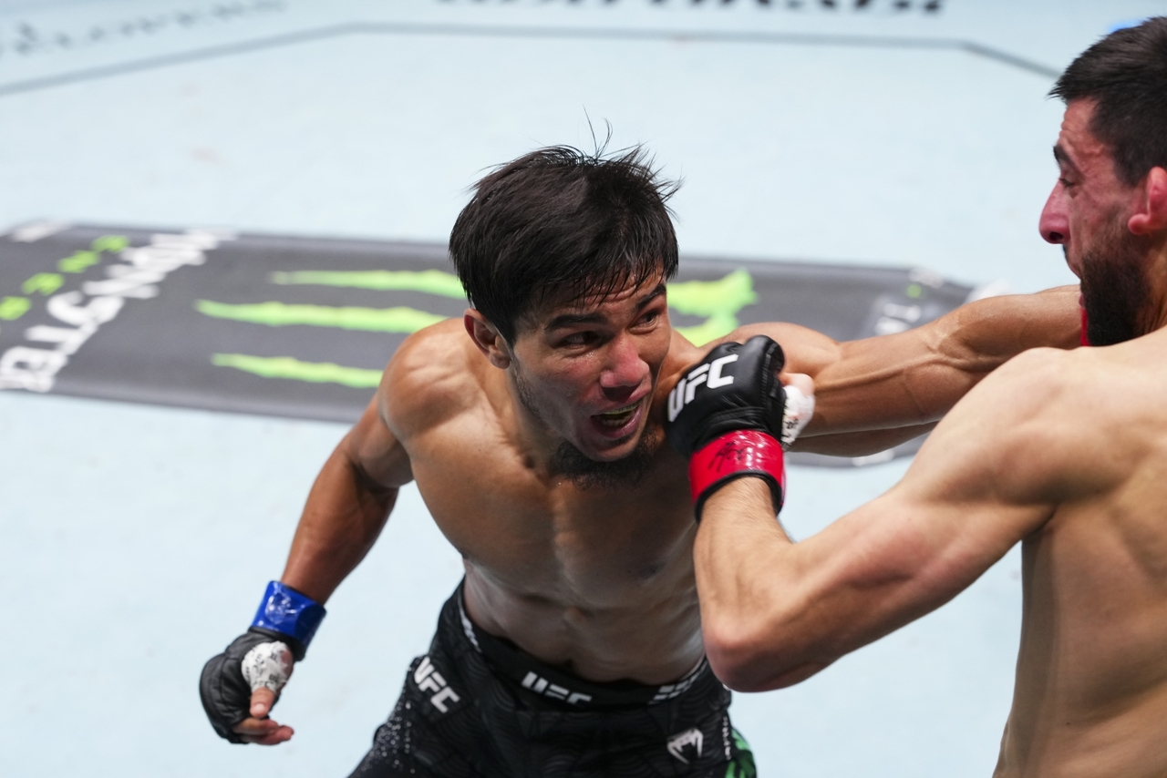 라마잔 테미로프(왼쪽)가 스티브 얼섹에게 강펀치 일변도의 맹공을 퍼붓고 있다. [UFC 제공]