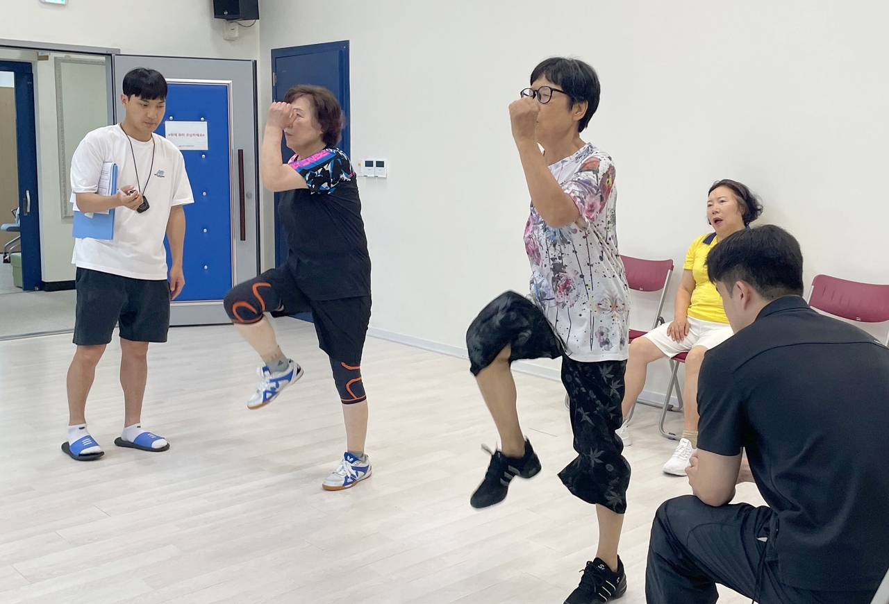 ‘춘천형 20주 그룹운동’ 프로그램을 마친뒤 체력측정에 임하는 시니어들. 움직임이 역동적이다. 프로그램 전과 후 체력은 32% 향상될 것으로 나타나, 멘토와 시니어모두 큰 성취감을 얻었다.