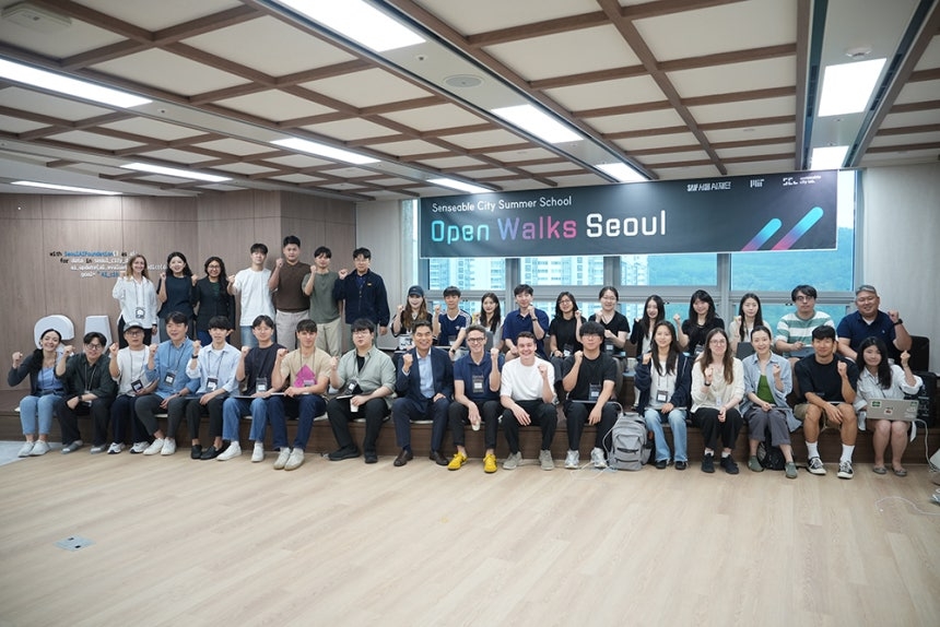 서울AI재단(이하 재단)이 미국 메사추세츠공대(MIT) 센서블 시티 랩과 주최한 ‘어번(Urban) AI 세미나’ 참석자들이 기념촬영하고 있다. 앞줄 왼쪽 아홉 번째가 김만기 재단 이사장.  [서울AI재단 제공]