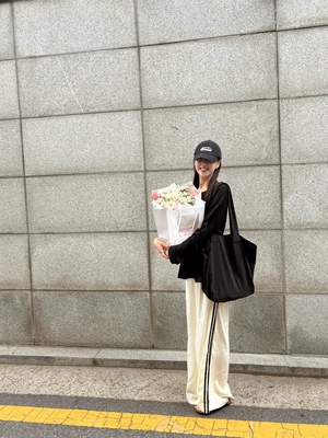 지예은, ♥바타와 공개열애 후 첫 생일..꽃 선물 자랑 "좋다" - 뉴스 썸네일 이미지
