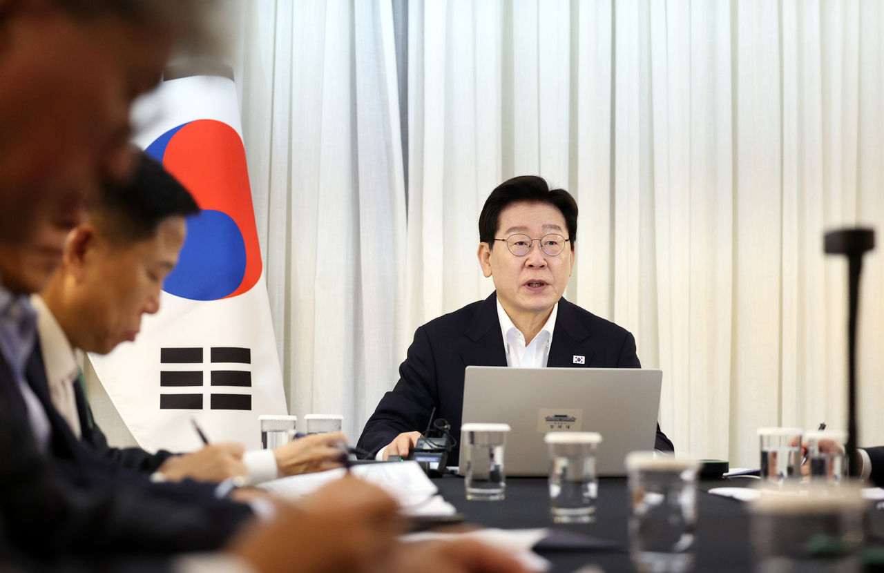 President Lee Jae Myung presides over an online meeting with senior officials from Brasilia, Brazil, on Sunday. (Yonhap)