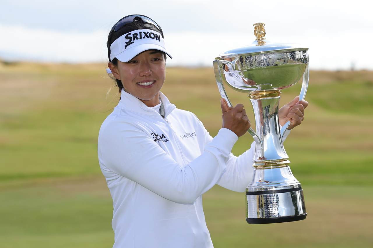 Jenny Shin of South Korea poses with the trophy after winning the ISPS Handa Women's Scottish Open at Dundonald Links in North Ayrshire, Scotland, on Sunday. (AP-Yonhap)