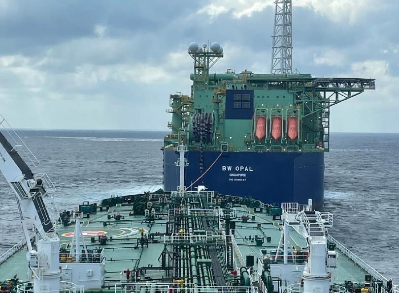 호주 바로사 가스전 부유식 복합생산설비(FPSO)에서 유조선이 초경질유를 선적하고 있다. [SK이노베이션 E&S 제공]
