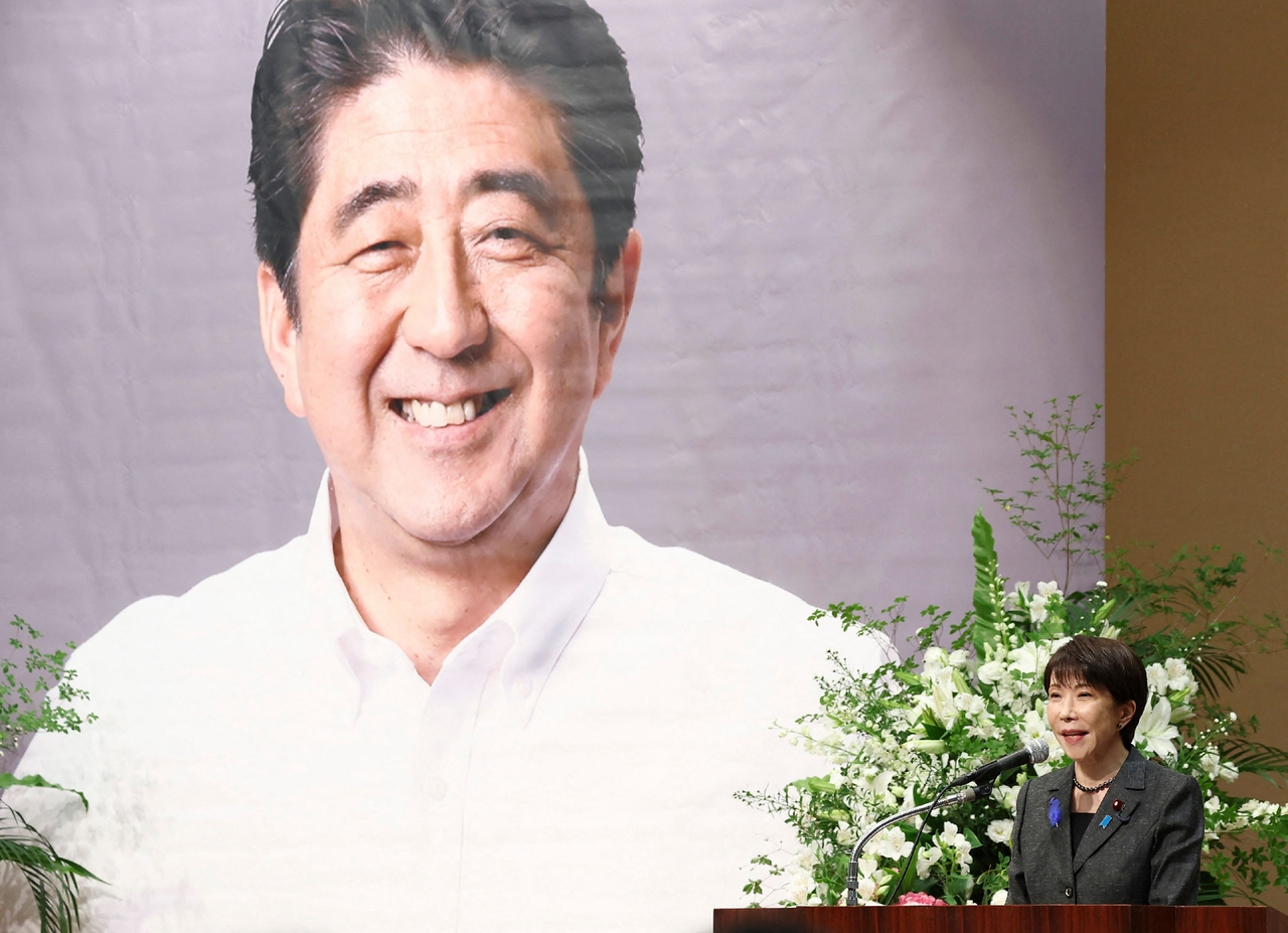 다카이치 사나에 일본 총리가 지난 11일 도쿄에서 고(故) 아베 신조 전 총리의 추모식에서 연설하고 있다. 다카이치 총리는 아베 총리의 노선을 계승한 ‘여자 아베’로 정치적 입지를 굳혔으나, 최근 지지율이 급락해 장기집권 청사진에 금이 가고 있다. [AFP]