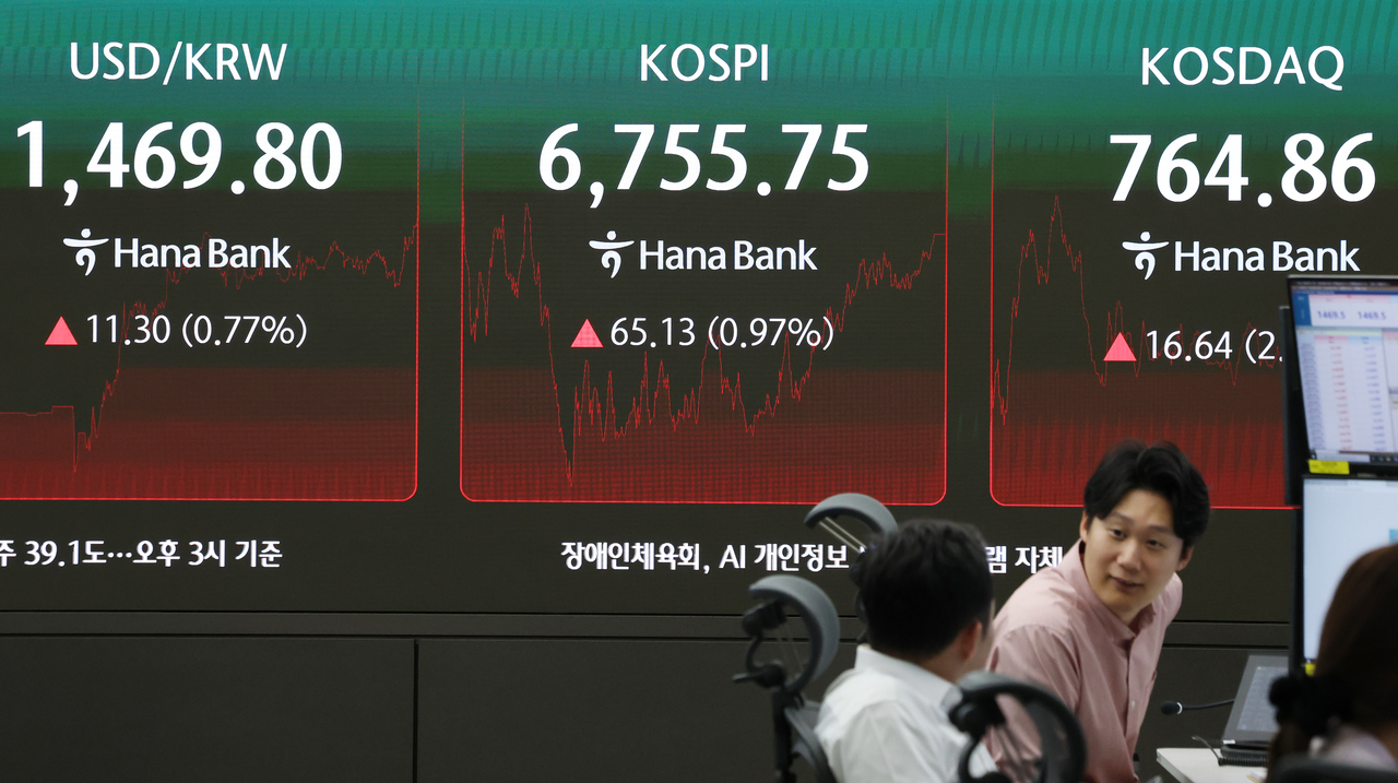 An electronic board showing the Korea Composite Stock Price Index at a dealing room of the Hana Bank headquarters in Seoul on Monday. (Yonhap)
