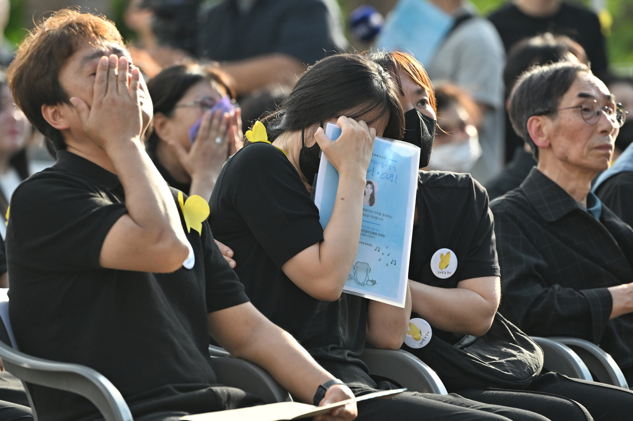 고(故) 이채원 양의 49재 추모식이 열린 지난달 21일 오후 광주 광산구 광주광역시교육청시민협치진흥원에서 추모식에 참여한 이 양의 유가족들이 오열하고 있다. 응급구조사가 꿈이었던 이 양은 지난 어린이날이었던 5월5일 귀가 도중 계획범죄를 노리고 접근한 장윤기(23)에 의해 숨졌다 [뉴시스]