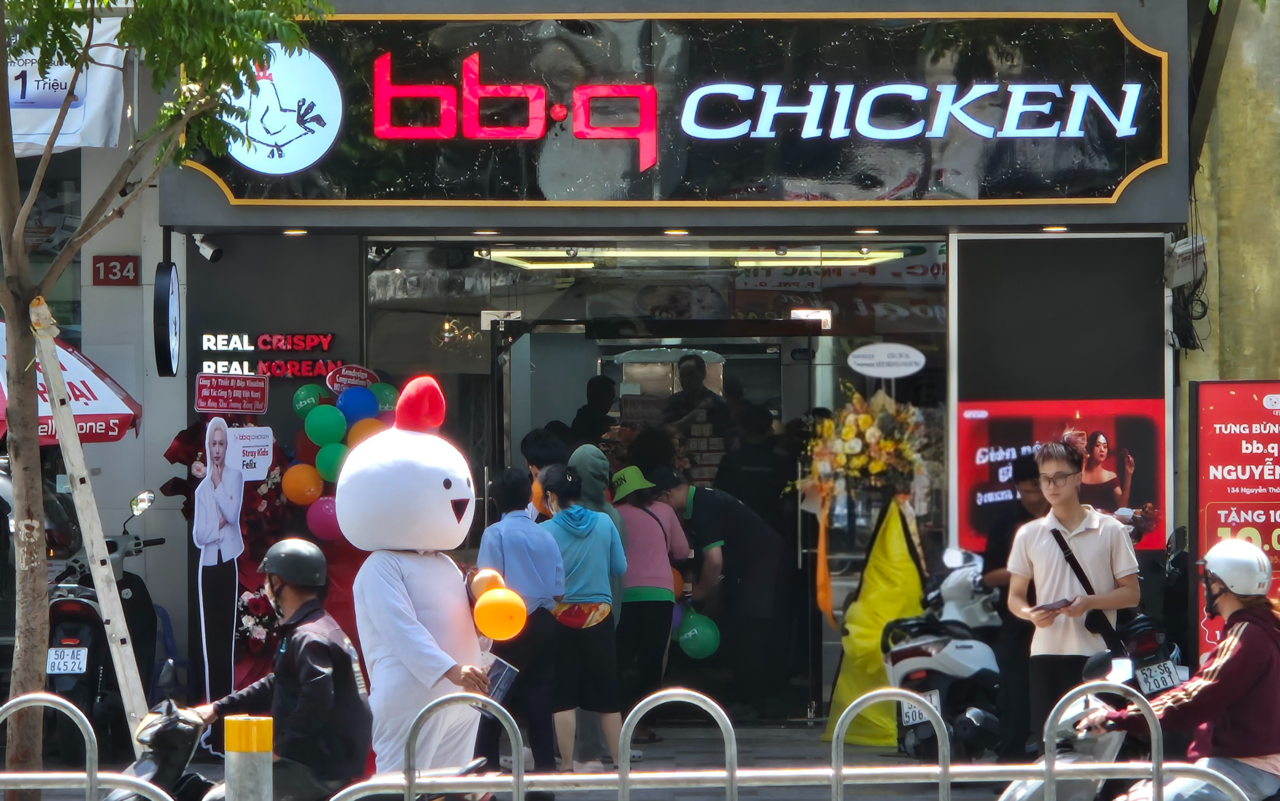 호찌민 ‘BBQ 타이혹점’ 입장을 위해 베트남 현지인들이 줄을 서 있다. [제너시스BBQ 그룹 제공]