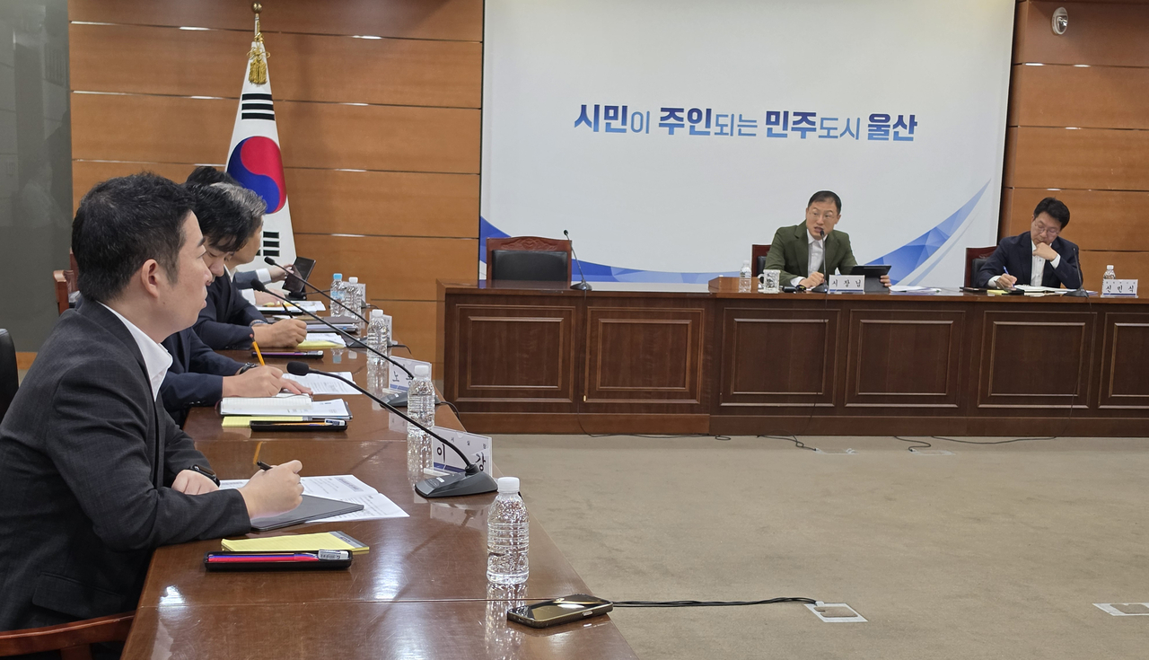 김상욱(오른쪽에서 두 번째) 울산시장이 27일 오전 시청 본관 7층 상황실에서 울산 지역 최대 현안으로 떠오른 울산 도시철도 1호선 건설사업 추진 관련 긴급 대응회의를 주재하고 있다. 울산=박동순 기자