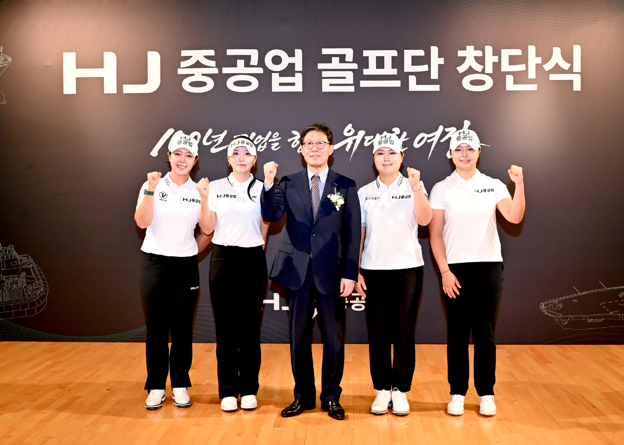 HJ중공업이 지난 24일 여자프로골프선수단을 창단했다(왼쪽부터 박지영 조아연 선수, HJ중공업 송경한 대표, 홍정민 김민서 선수) [HJ중공업 제공]