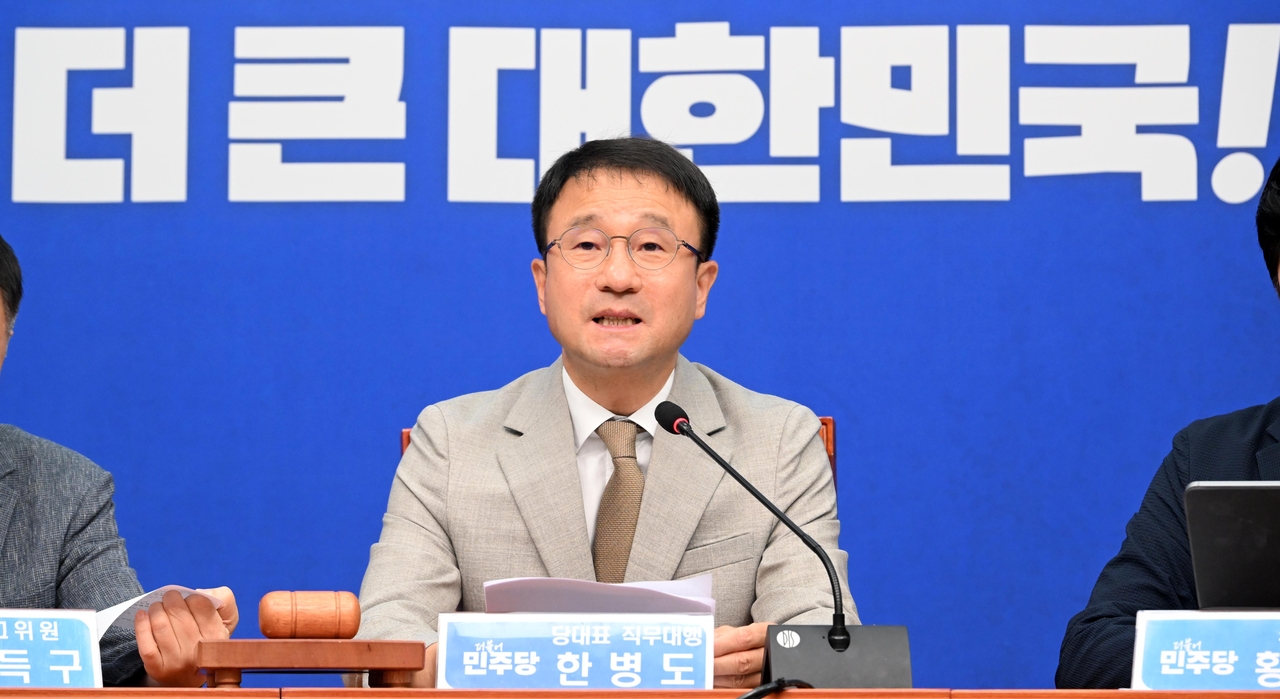 한병도 더불어민주당 대표 직무대행 겸 원내대표가 27일 오전 서울 여의도 국회에서 열린 최고위원회의에서 모두발언하고 있다.   이상섭 기자