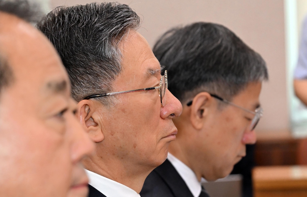 Justice Minister Jung Sung-ho (second from left) appears at a general meeting of the Legislation and Judiciary Committee of the National Assembly on Monday. (Lee Sang-sub/The Korea Herald)