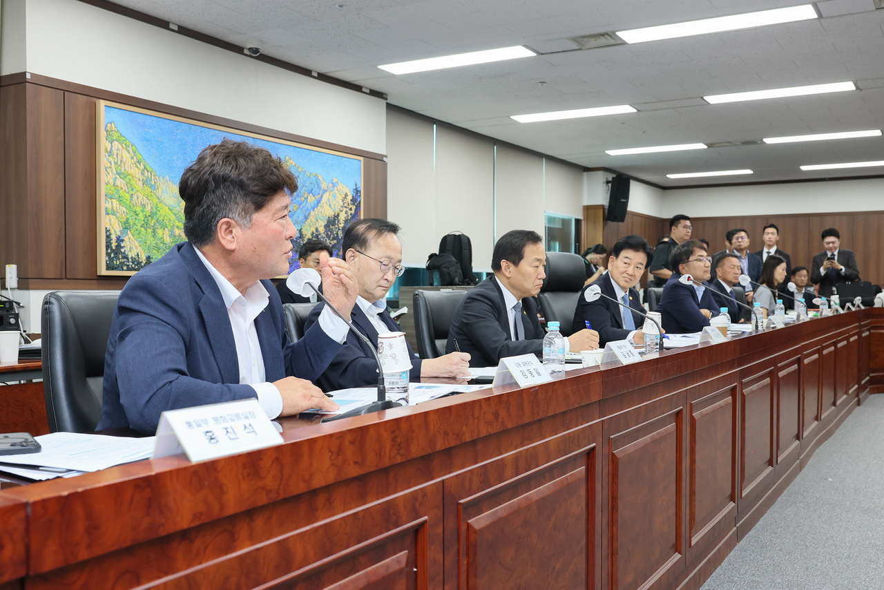 Cheorwon-gun chief Kim Dong-il (far left) speaks at the Ministry of Unification's Border Area Peace and Safety Joint Conference on Monday.