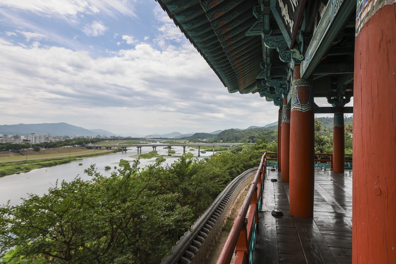 경주 금장대 전경과 누각 내부, 형산강 조망, 암각화 등 역사와 자연경관이 어우러진 금장대 모습.[경주시 제공]