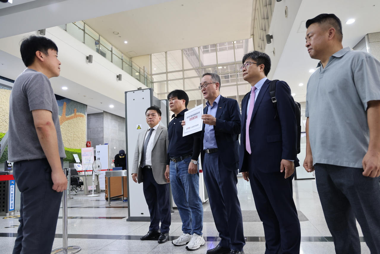 소상공인연합회가 27일 고용노동부에 내년도 최저임금안에 대한 이의제기서를 제출하고 있다. [소상공인연합회 제공]