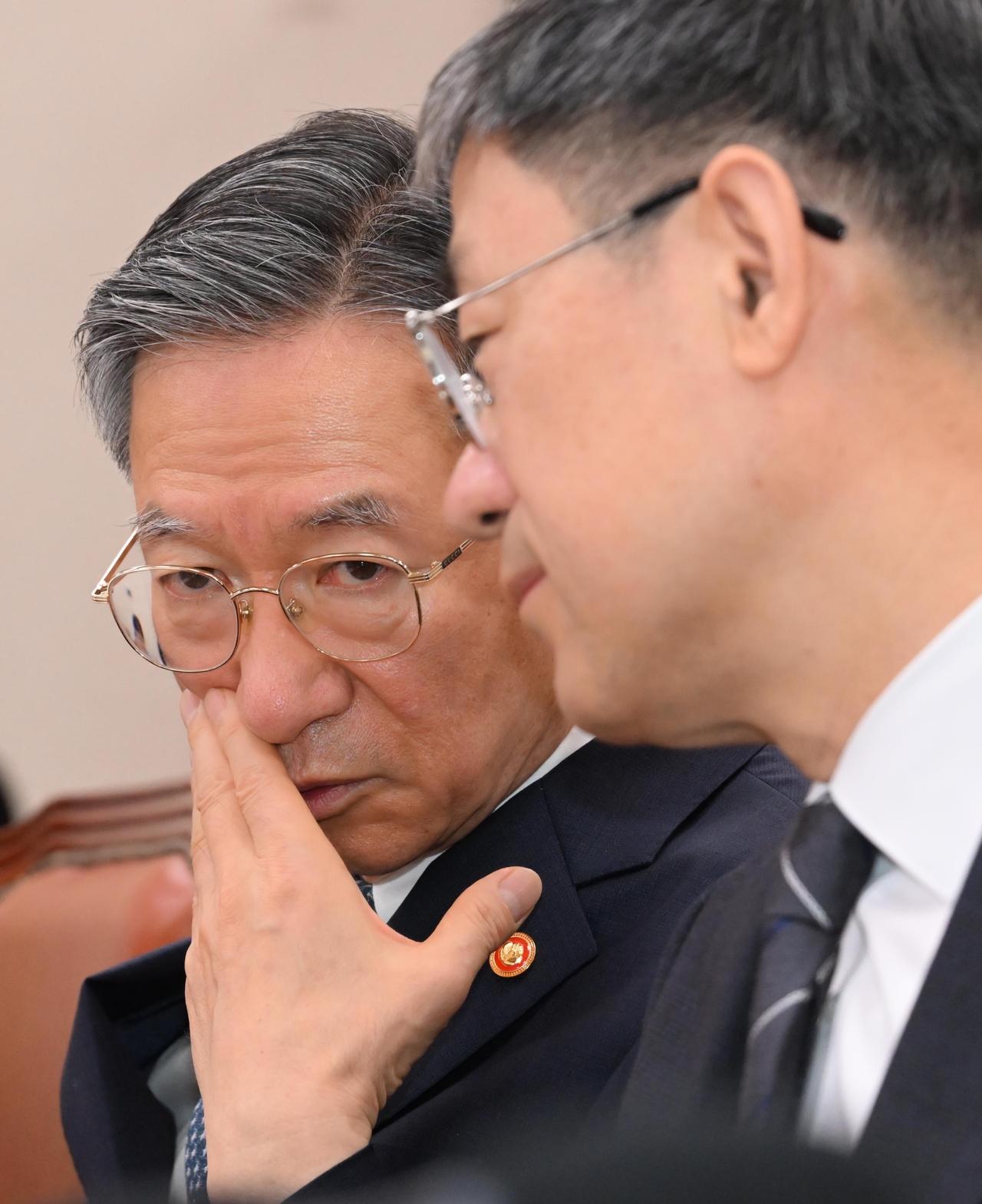 정성호(왼쪽) 법무부 장관이 27일 오전 서울 여의도 국회에서 열린 법제사법위원회 전체회의에 참석해 노경필 법원행정처장과 대화하고 있다.  이상섭 기자