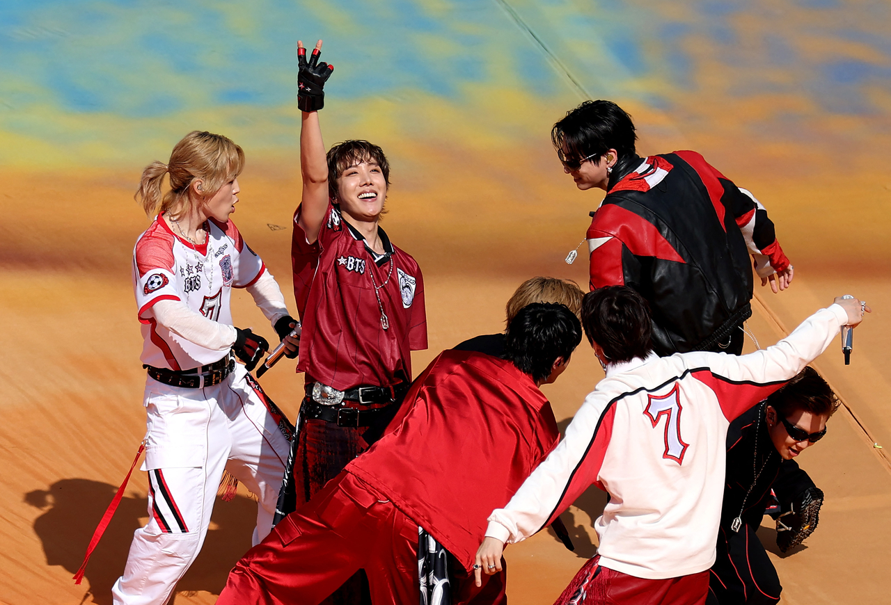 BTS performs their 2020 hit "Dynamite" at the halftime show of the 2026 FIFA World Cup final in North and Central America on July 19 (local time). [AFP]