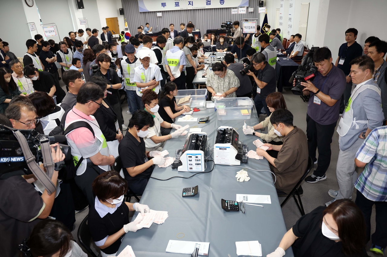 National Election Commission officials conduct a recount of ballots from the Buk-gu District 1 Busan City Council race, which was decided by a 26-vote margin in the June 3 local elections, at the Busan National Election Commission office in Yeonje-gu, Busan. [Newsis]