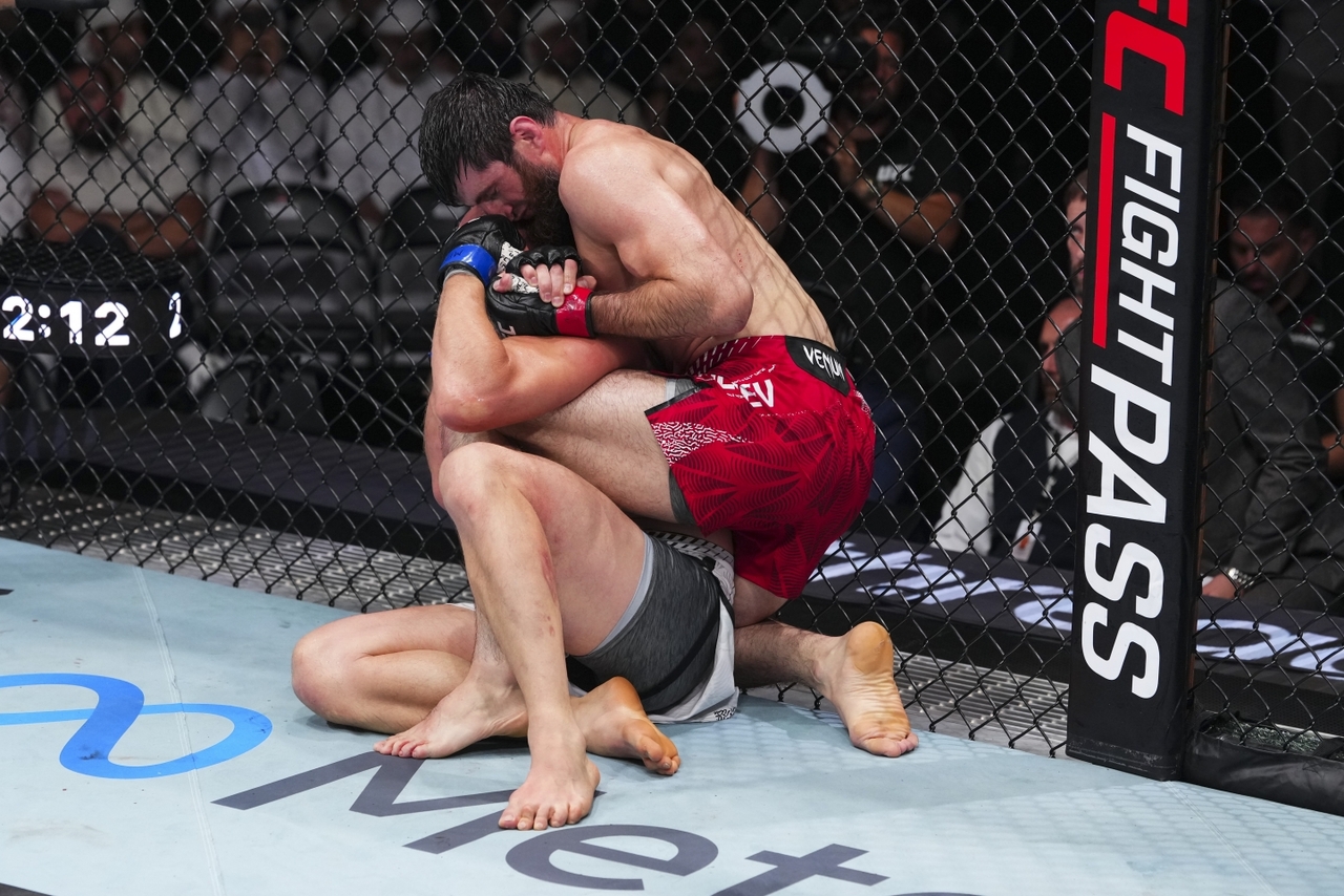 마고메드 안칼라예프가 보그단 구스코프를 뒤에서 잡은 채 눌러놓고 있다. [UFC 제공]