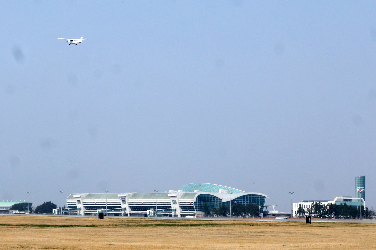 국방부는 2일 광주 군 공항 이전을 위한 예비 이전후보지로 전남 무안군 망운면 일대를 선정했다고 밝혔다.
향후 광주시·전남도·무안군 등 관계 기관과 전문가들로 이뤄진 이전부지 선정위원회를 꾸려 이전후보지를 최종적으로 결정할 예정이다.
사진은 이날 오후 전남 무안군 망운면에 있는 무안국제공항의 모습. <연합뉴스>