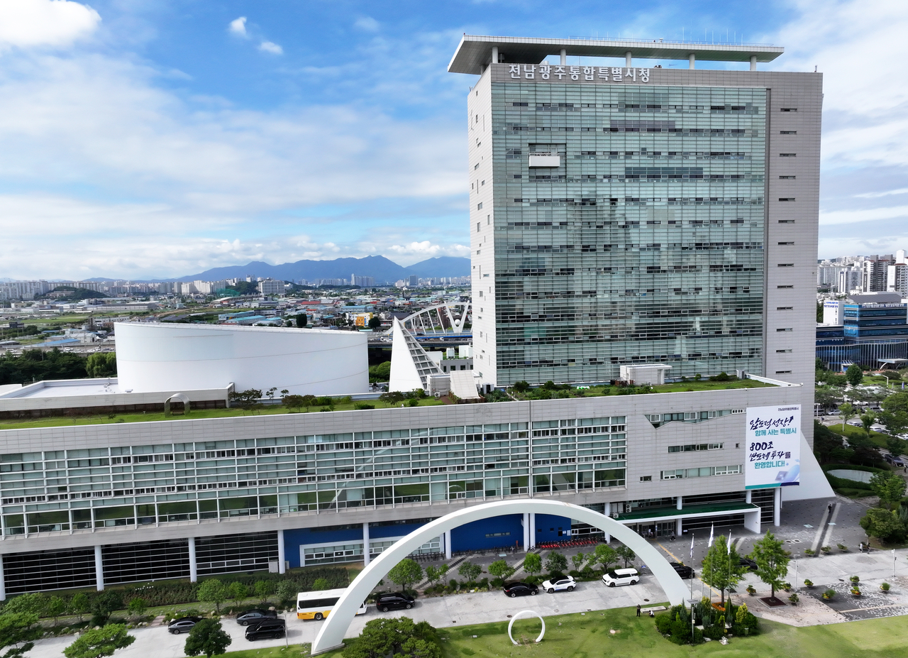 전남광주통합특별시 출범 첫날인 1일 광주청사 상단 간판이 광주광역시청에서 전남광주통합특별시청으로 바뀌어 걸려있다. <연합뉴스>