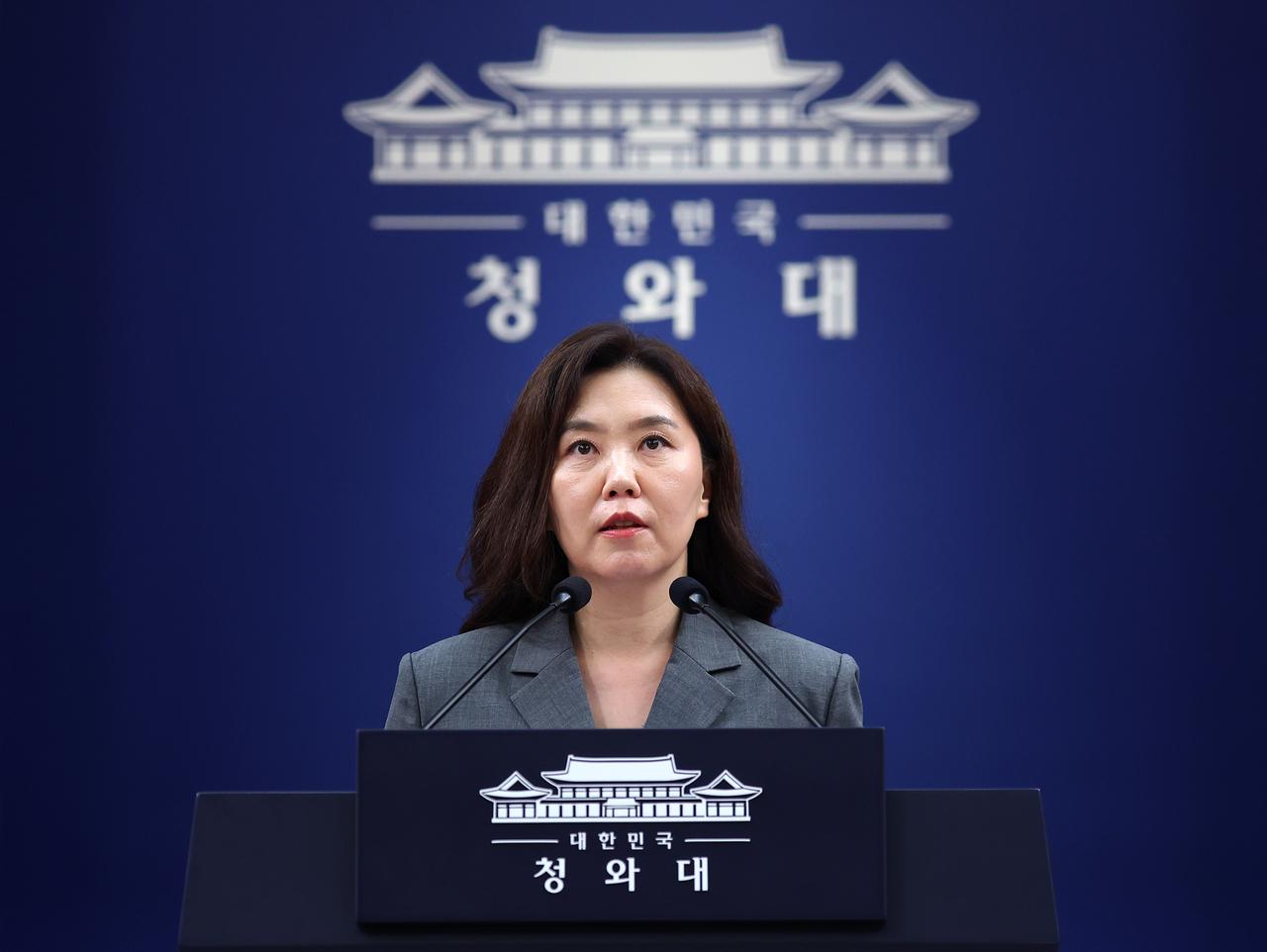 Cheong Wa Dae Senior Spokesperson Kang Yu-jung briefs reporters at the Chunchugwan on July 15 on the state of wage payments to sanitation workers. President Lee Jae Myung had earlier directed officials at a senior secretary meeting in February to conduct a comprehensive survey on local governments' compliance with regulations requiring adequate wages for sanitation workers. [Yonhap]