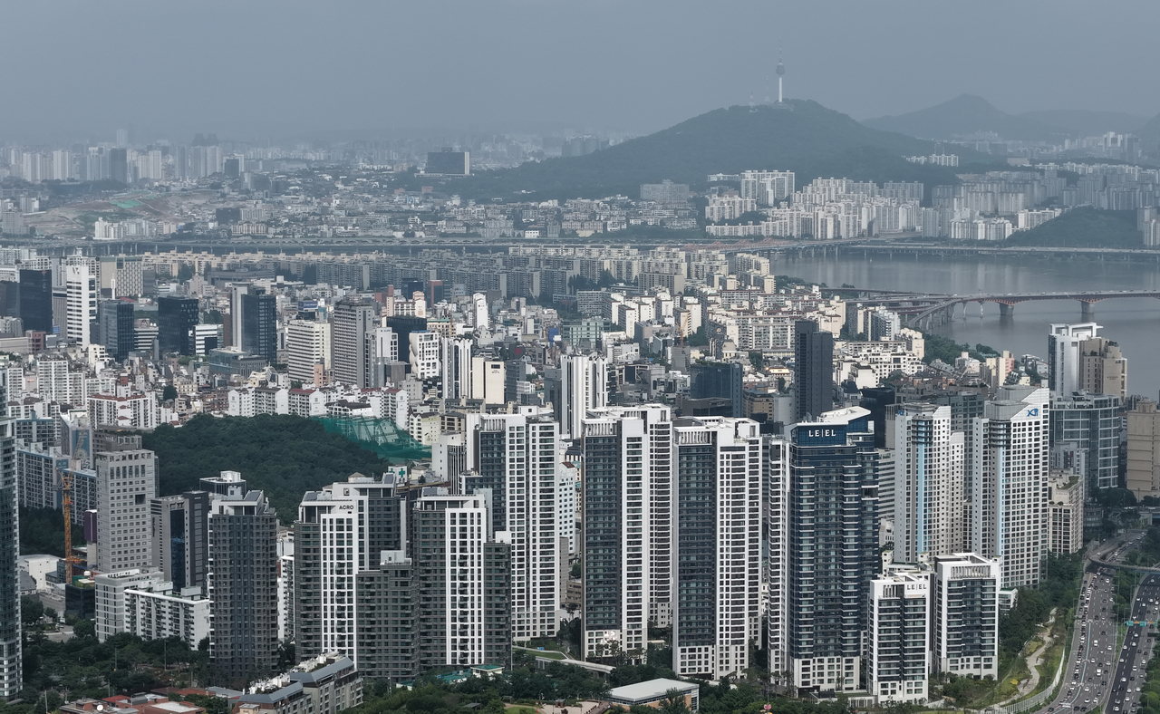 Apartment complexes in Seoul. [Yonhap]