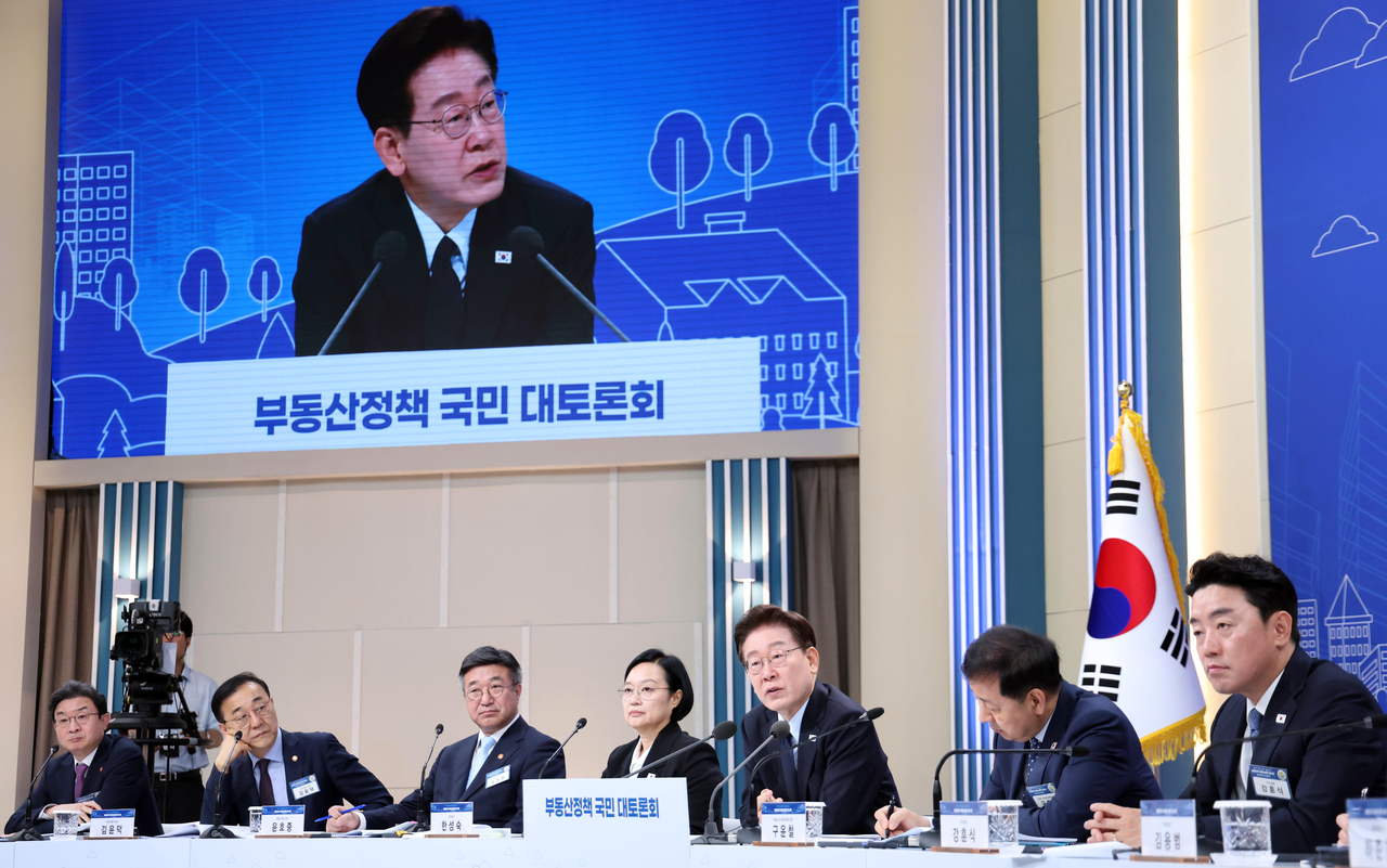 이재명 대통령이 23일 서울 여의도 KBS 별관에서 열린 부동산정책 국민 대토론회에서 발언하고 있다. 왼쪽부터 이억원 금융위원장, 김윤덕 국토교통부 장관, 윤호중 행정안전부 장관, 한성숙 국무총리, 이 대통령, 구윤철 부총리 겸 재정경제부 장관, 강훈식 비서실장. [연합]